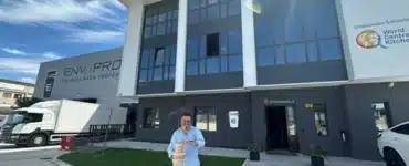 Antonio Otero, CEO y fundador de Envapro, sosteniendo envases de cartón frente a la sede de la empresa