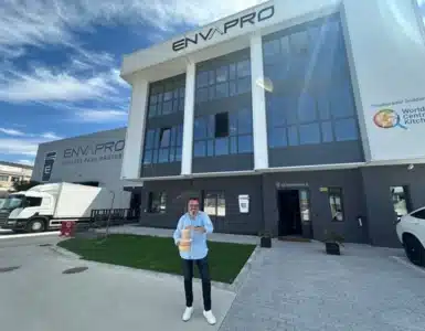 Antonio Otero, CEO y fundador de Envapro, sosteniendo envases de cartón frente a la sede de la empresa