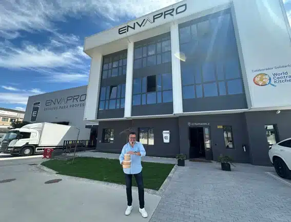 Antonio Otero, CEO y fundador de Envapro, sosteniendo envases de cart&oacute;n frente a la sede de la empresa