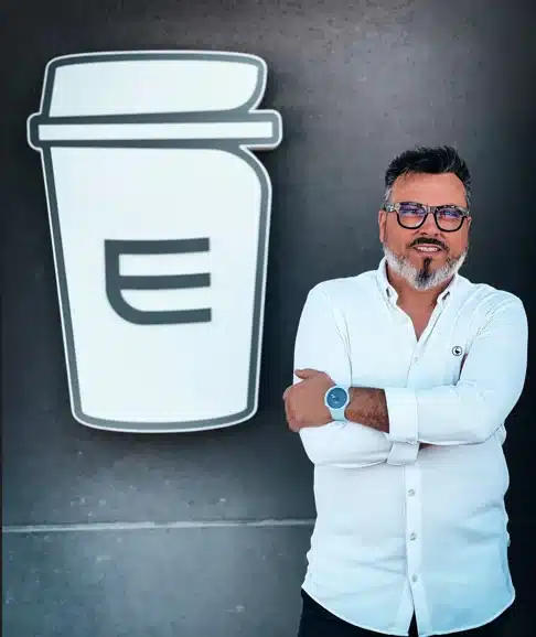 Retrato de Antonio Otero, fundador de Envapro, junto al logotipo del vaso de la marca