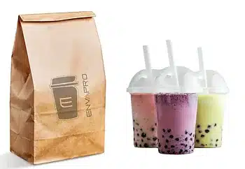 Bolsa de papel kraft con logo de Envapro junto a tres bubble tea para llevar con tapa c&uacute;pula