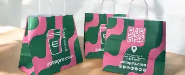 Bolsas de papel con asa en rosa y verde con el nuevo diseño de marca de Envapro