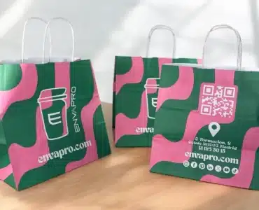 Bolsas de papel con asa en rosa y verde con el nuevo diseño de marca de Envapro