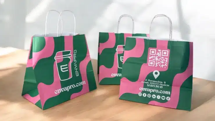 Bolsas de papel con asa en rosa y verde con el nuevo dise&ntilde;o de marca de Envapro