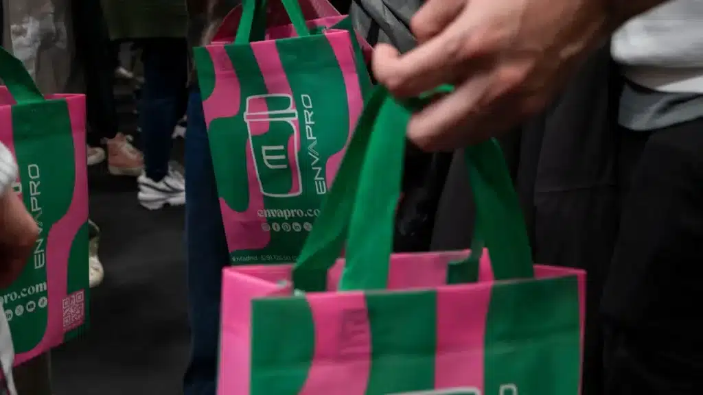 Bolsas reutilizables de tela no tejida en rosa y verde con el logotipo de Envapro