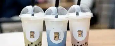 Tres bubble tea de distintos sabores con perlas de tapioca en vasos transparentes con tapa cúpula y etiqueta de Envapro