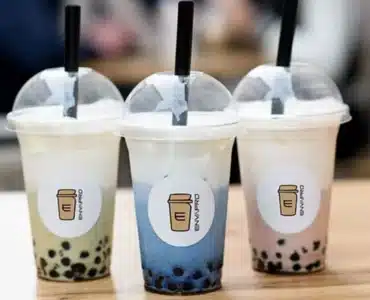 Tres bubble tea de distintos sabores con perlas de tapioca en vasos transparentes con tapa cúpula y etiqueta de Envapro