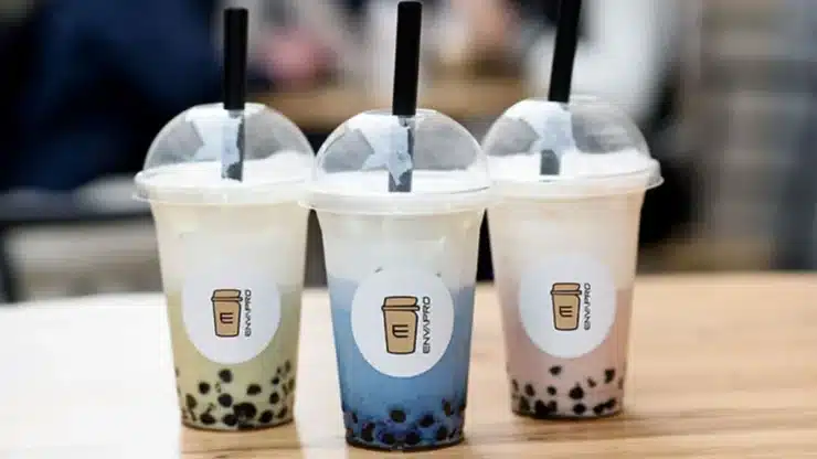 Tres bubble tea de distintos sabores con perlas de tapioca en vasos transparentes con tapa c&uacute;pula y etiqueta de Envapro