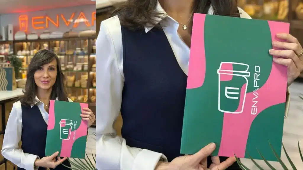 Carpeta corporativa rosa y verde con el logotipo de Envapro en la tienda de Envapro