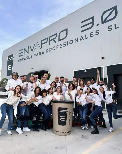 Equipo de Envapro posando frente a la nave de Envapro Envases para Profesionales