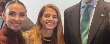 Nuestras compañeras Sandra Otero y Elena Patiño junto a Su Majestad el Rey