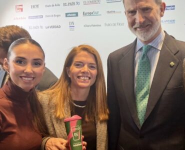 Nuestras compañeras Sandra Otero y Elena Patiño junto a Su Majestad el Rey