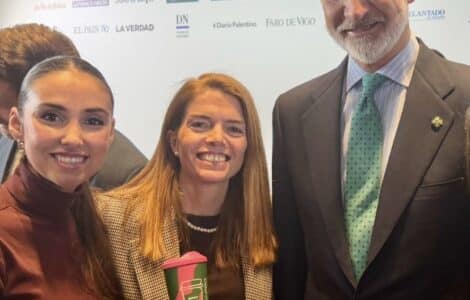 Nuestras compañeras Sandra Otero y Elena Patiño junto a Su Majestad el Rey