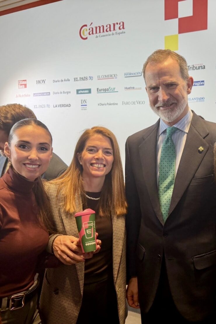 Nuestras compañeras Sandra Otero y Elena Patiño junto a Su Majestad el Rey