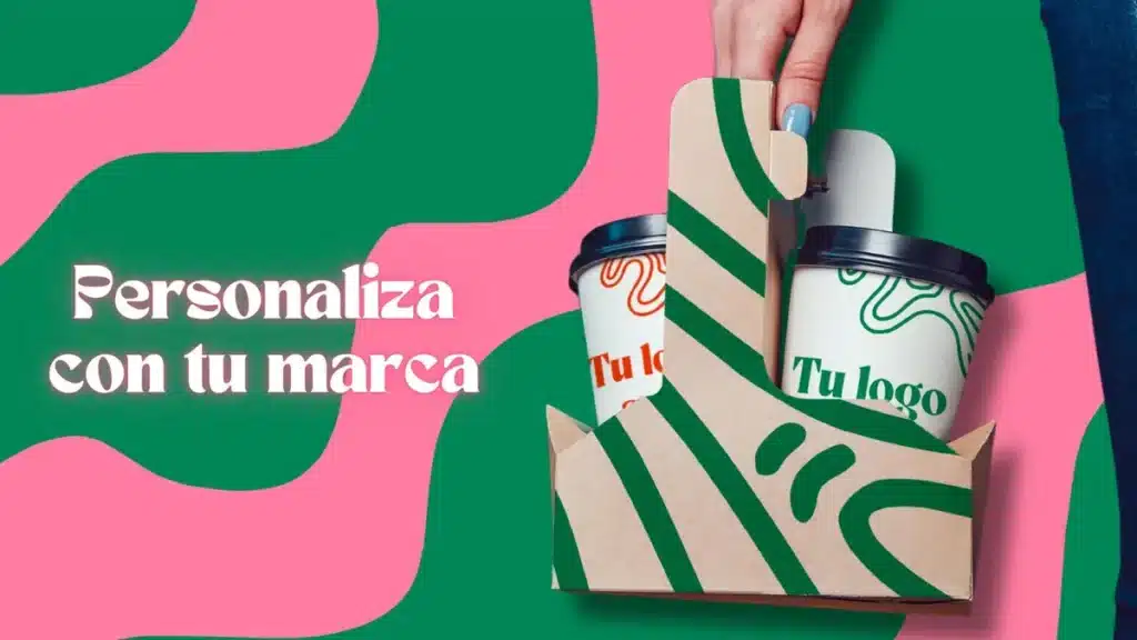 Portavasos de cartón y vasos de café personalizados con logotipo sobre fondo rosa y verde de Envapro