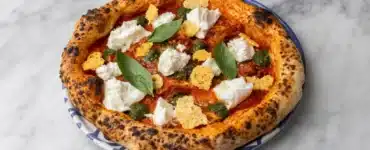 Pizza Búfala Fest de Baldoria con mozzarella de búfala, pesto de albahaca y crujiente de Parmigiano Reggiano
