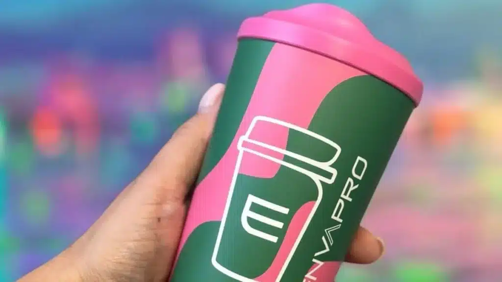 Vaso reutilizable rosa y verde con tapa y el logotipo de Envapro