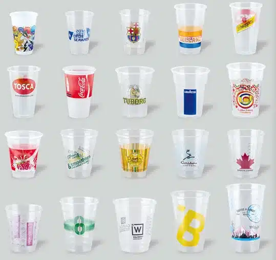 Vasos de pl&aacute;stico transparentes impresos con dise&ntilde;os personalizados de distintas marcas