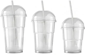 Tres vasos transparentes de distintos tama&ntilde;os con tapa c&uacute;pula y pajita para bubble tea