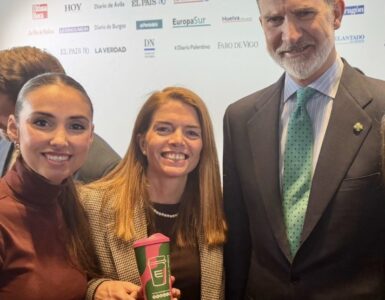 Nuestras compañeras Sandra Otero y Elena Patiño junto a Su Majestad el Rey